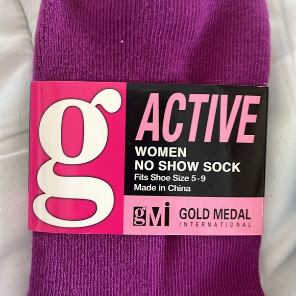 NWT Women’s snuggle feet slippers & two pair of gold medal socks - Picture 6 of 7